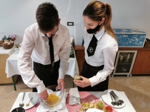 Vježba naših učenika - konobara